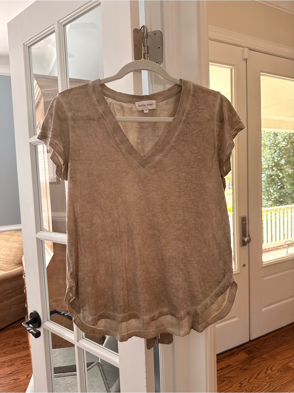 Bella Dahl Washed Taupe V‑Neck Short Sleeve Tee